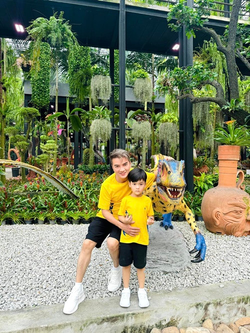 Đàm Vĩnh Hưng đưa con trai đi du lịch vào tháng 7 vừa qua.