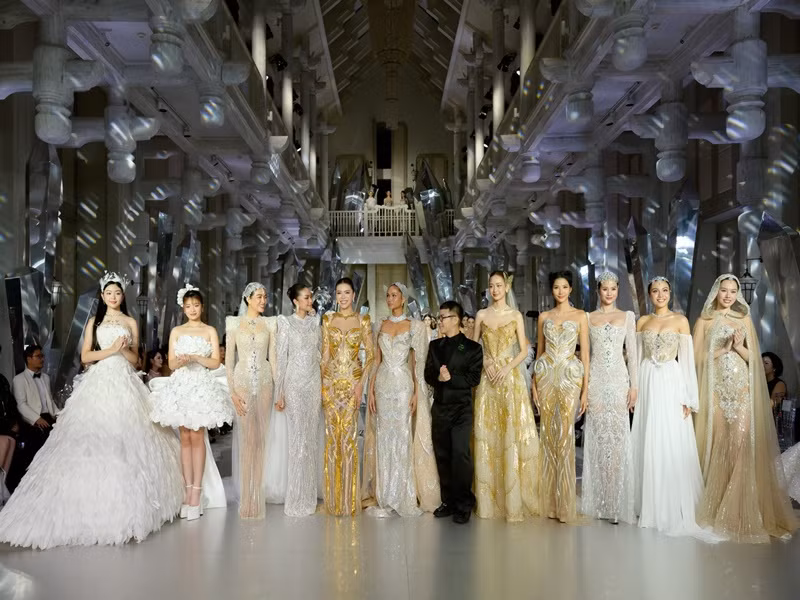 Con gái Quyền Linh diễn thời trang cùng nhiều hoa hậu, á hậu, người mẫu. Ảnh: FB Chung Thanh Phong.