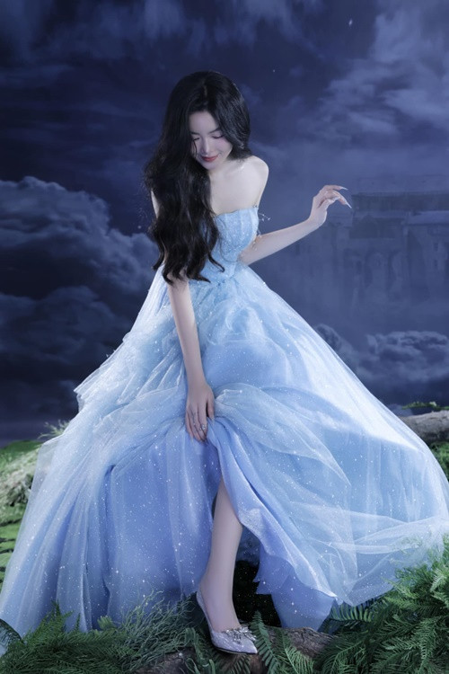 Lọ Lem chia sẻ trên Dân Việt, để chuẩn bị cho lần catwalk đầu tiên, cô dành một tuần tập luyện trên đôi giày cao gót cao 15cm. Ảnh: FB Lọ Lem.