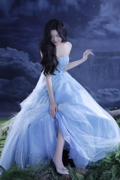 Lọ Lem chia sẻ trên Dân Việt, để chuẩn bị cho lần catwalk đầu tiên, cô dành một tuần tập luyện trên đôi giày cao gót cao 15cm. Ảnh: FB Lọ Lem.