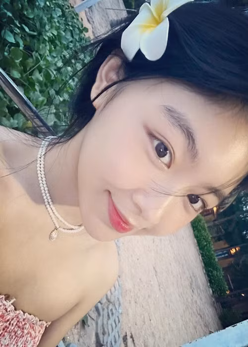 Sau show diễn, con gái Quyền Linh cho hay: "Lọ Lem 18 tuổi, lần đầu thử sức với vai trò mới và đã học hỏi được thêm nhiều điều. Cảm ơn nhà thiết kế Chung Thanh Phong nhiều ạ. Vì là lần đầu, nên có thể có chút sơ sót, mong cả nhà bỏ qua và thông cảm cho Lem ạ". Ảnh: FB Lọ Lem.