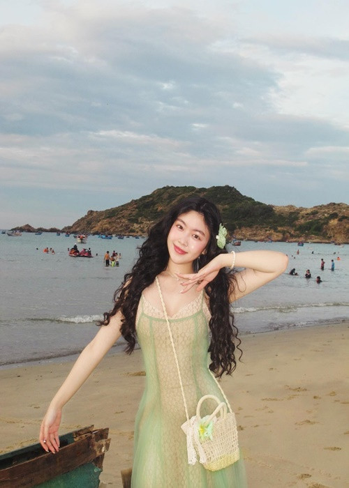 18 tuổi, Lọ Lem khéo lựa chọn váy áo khi đi chơi. Ảnh: FB Lọ Lem.