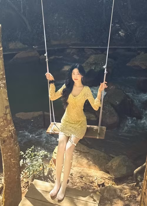 Lọ Lem chọn trang phục gợi cảm vừa đủ. Ảnh: FB Lọ Lem.