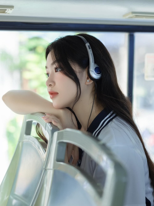 Con gái Quyền Linh xinh đẹp với phong cách thanh xuân vườn trường. Ảnh: FB Lọ Lem.