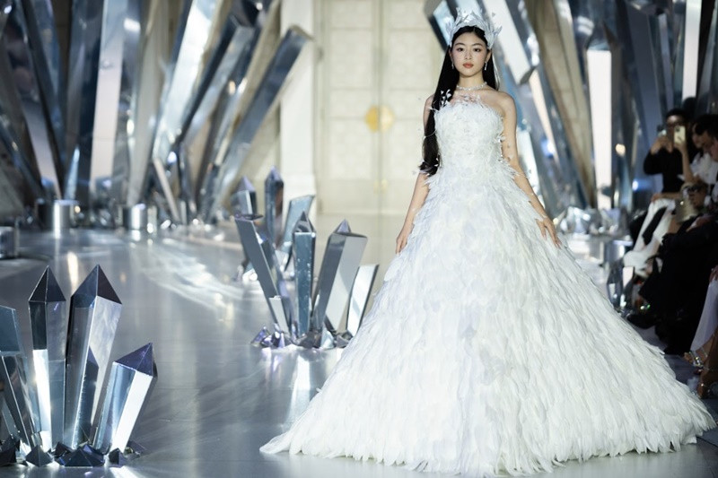 Mai Thảo Linh (Lọ Lem) - con gái Quyền Linh vừa diễn thời trang. Đây là lần đầu tiên Lọ Lem catwalk trên sân khấu lớn. Ảnh: Dân Việt.
