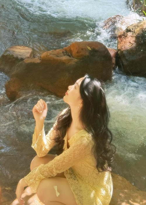 Con gái Quyền Linh diện váy ren xuyên thấu hoá nàng thơ bên bờ suối. Ảnh: FB Lọ Lem.