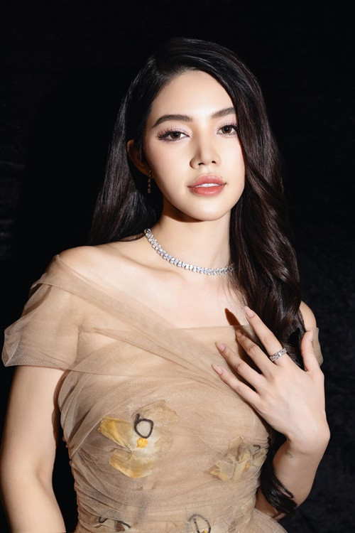 Phía Jolie Nguyễn cho biết, người đẹp và DJ PK chỉ là bạn bè. Khi nghe tin vợ chồng Yoghurt Nattasha - PK ly hôn, nàng hậu còn cảm thấy buồn. Jolie Nguyễn không còn quá để tâm đến những thông tin tiêu cực. Người đẹp cố gắng giải thích cho gia đình hiểu để yên tâm. Sau khi Jolie Nguyễn lên tiếng, mọi đồn đoán lắng xuống. Ảnh: FB Jolie Nguyễn.