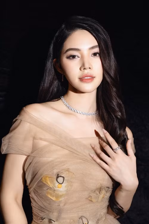 Phía Jolie Nguyễn cho biết, người đẹp và DJ PK chỉ là bạn bè. Khi nghe tin vợ chồng Yoghurt Nattasha - PK ly hôn, nàng hậu còn cảm thấy buồn. Jolie Nguyễn không còn quá để tâm đến những thông tin tiêu cực. Người đẹp cố gắng giải thích cho gia đình hiểu để yên tâm. Sau khi Jolie Nguyễn lên tiếng, mọi đồn đoán lắng xuống. Ảnh: FB Jolie Nguyễn.