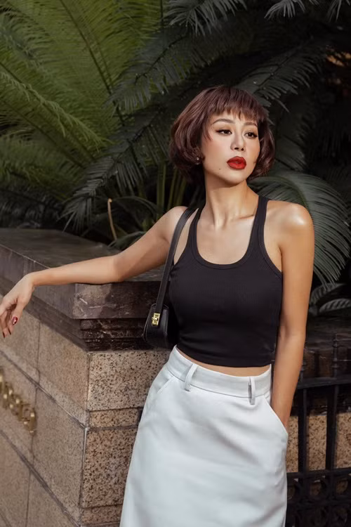 Phía Z.D cho biết, tài khoản nguồn trong tin nhắn tống tiền mà Nam Thư cung cấp là của cô nhưng đã không sử dụng từ ngày 1/6. Ở một diễn biến khác, theo Znews, bà Phạm Đắc Mỵ Trân, Trưởng phòng Báo chí, Sở Thông tin và Truyền thông TP.HCM chia sẻ, Nam Thư mở họp báo chưa xin cấp phép. Ảnh: FB Nam Thư.