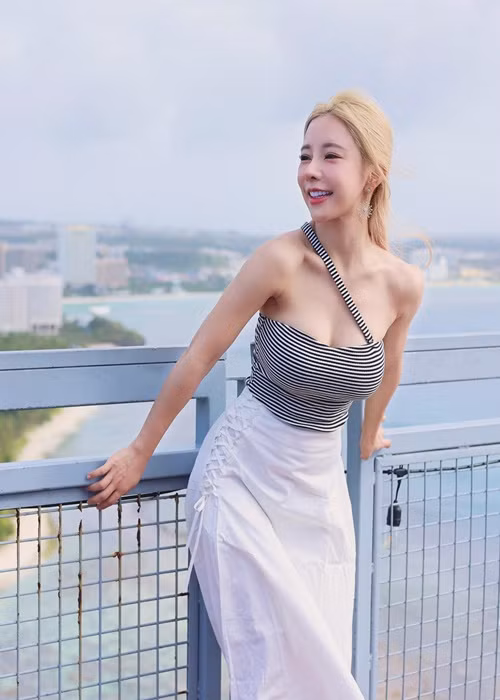 Dĩ Huyên hoạt động trong một nhóm hoạt náo viên từ năm 2016.