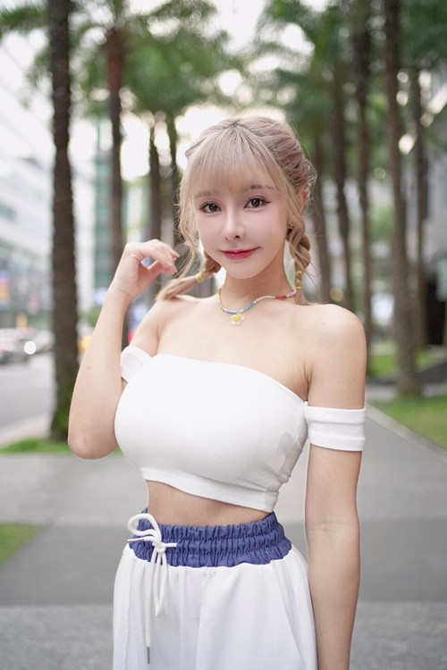 Dĩ Huyên nổi tiếng trên mạng xã hội nhờ vẻ đẹp ngọt ngào, nóng bỏng.