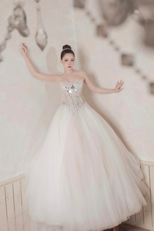 Sự nghiệp của Chi Pu lên như diều gặp gió sau khi cô tham gia chương trình Trung Quốc Tỷ tỷ đạp gió rẽ sóng 2023. Ảnh: FB Chi Pu.