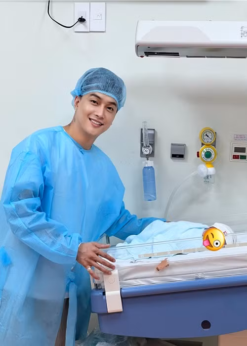 Ca sĩ TiTi và Tuyết Nhung vừa chào đón con trai gia nhập tổ ấm. Ảnh: FB TiTi.