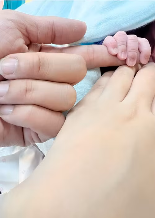  Vợ TiTi sinh thường. Em bé nặng 3kg khi chào đời. Ảnh: FB TiTi.