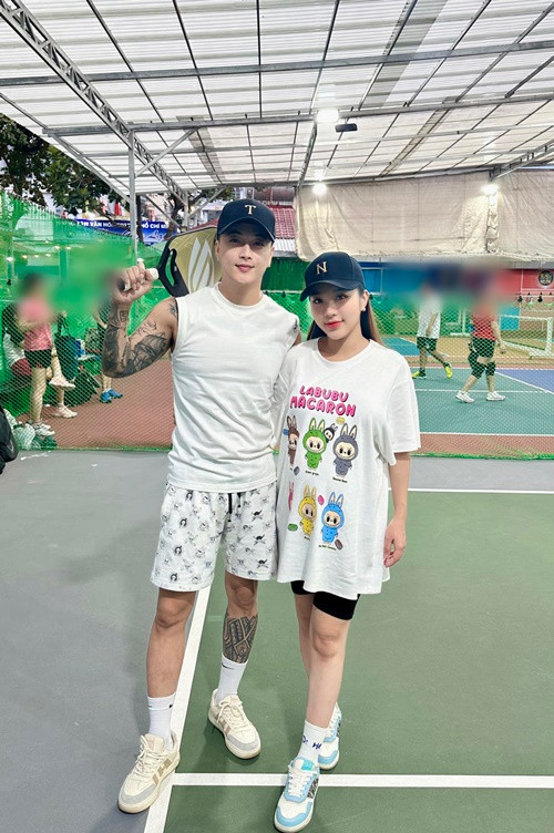 "Tôi thương anh nên cũng thương luôn con của anh. Tôi không phân biệt con ai hết, con ai cũng là con. Con nít mà, mình đâu thể phân biệt nó là con ai rồi mới thương. Muốn người ta tốt với mình thì trước tiên mình phải tốt với họ đã. Chứ bây giờ muốn người ta thương mình, mà mình đối xử lại không tốt thì ai thương được", Người Đưa Tin dẫn lời Tuyết Nhung. Ảnh: FB Tuyết Nhung.