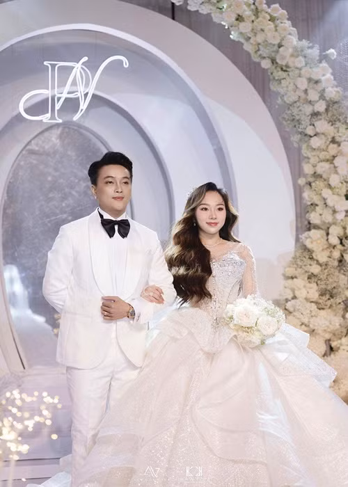 Tháng 5, trong một livestream, Tuyết Nhung thừa nhận chuyện bầu bí. Ảnh: FB TiTi.