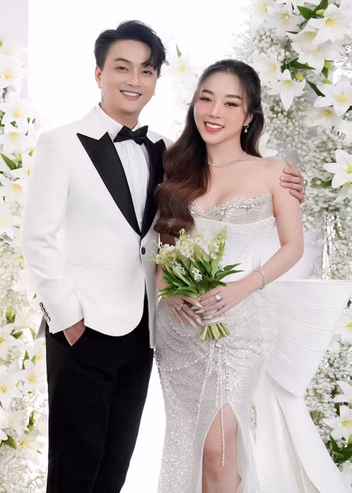 Thời điểm sắp cưới, Tuyết Nhung vướng nghi vấn mang thai vì liên tục diện trang phục rộng. Ngoài ra, khi tổ chức hôn lễ, vợ TiTi luôn đặt tay che khéo vòng 2. Ảnh: FB TiTi.