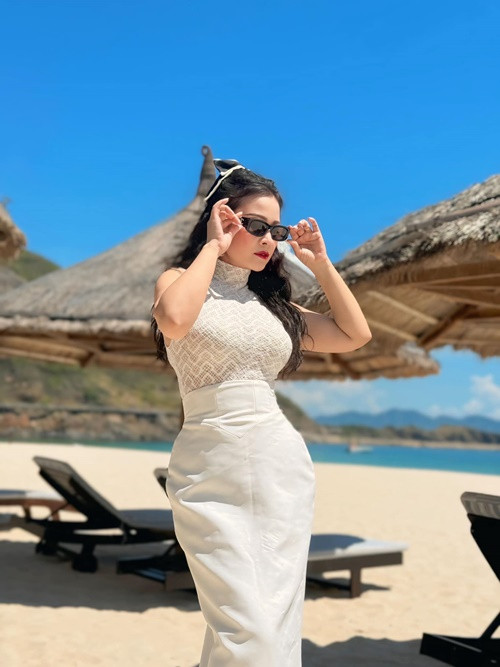 Đăng Dương chia sẻ trên Vietnamnet, mọi việc liên quan đến làm show hay đi hát cũng như công việc gia đình, vợ anh đều một tay lo toan. Ảnh: FB Kim Xuyến.