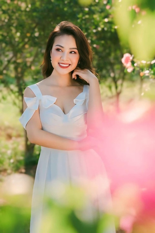 Ở tuổi 46, từng 2 lần sinh nở, vợ Đăng Dương vẫn trẻ trung, gợi cảm. Ảnh: FB Kim Xuyến.