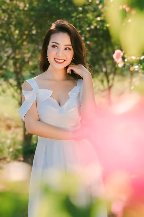 Ở tuổi 46, từng 2 lần sinh nở, vợ Đăng Dương vẫn trẻ trung, gợi cảm. Ảnh: FB Kim Xuyến.