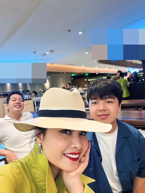 Đăng Dương sẵn sàng dọn dẹp, giặt giũ, nấu nướng mỗi khi ở nhà. Ảnh: FB Kim Xuyến.