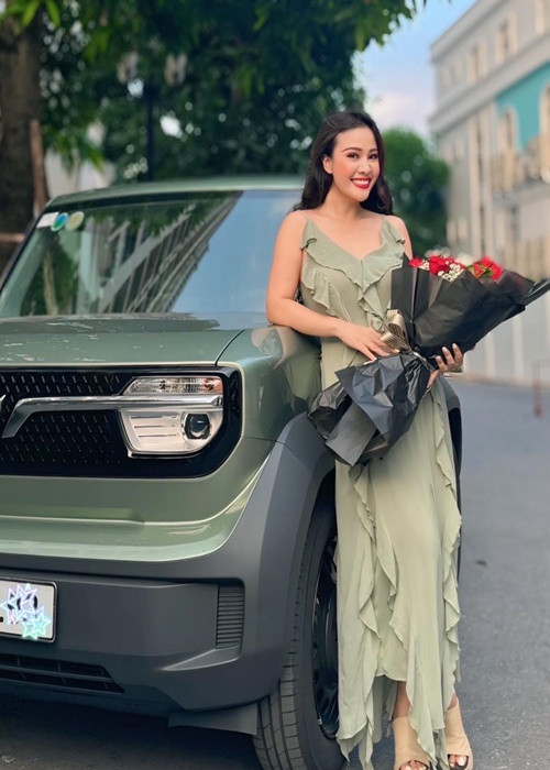 "Sau bao ngày mong ngóng chiếc xe mà vợ yêu thích đã về. Trân trọng thương tặng vợ chiếc xe nhỏ bé xinh xinh để vợ đi học múa và đón con nhé”, “ông hoàng nhạc đỏ” viết. Ảnh: FB Đăng Dương.