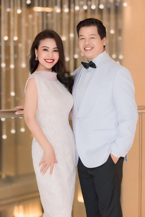 Đăng Dương rất chiều chuộng Kim Xuyến. Vào những dịp kỷ niệm, nam ca sĩ thường chở vợ đi mua đồ để cô tự tìm được thứ đúng như ý muốn. Ảnh: FB Kim Xuyến.