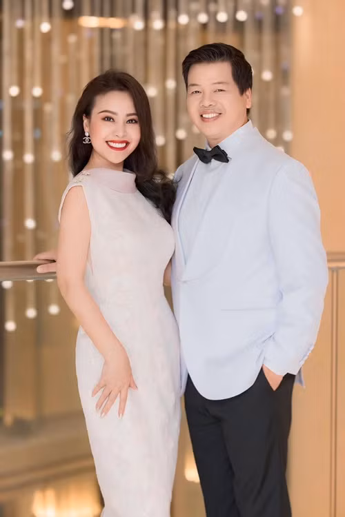 Đăng Dương rất chiều chuộng Kim Xuyến. Vào những dịp kỷ niệm, nam ca sĩ thường chở vợ đi mua đồ để cô tự tìm được thứ đúng như ý muốn. Ảnh: FB Kim Xuyến.