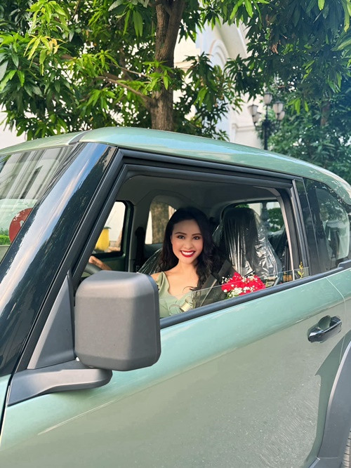 Trên trang cá nhân, ca sĩ Đăng Dương đăng ảnh Kim Xuyến nhận xe hơi mới. Ảnh: FB Đăng Dương.