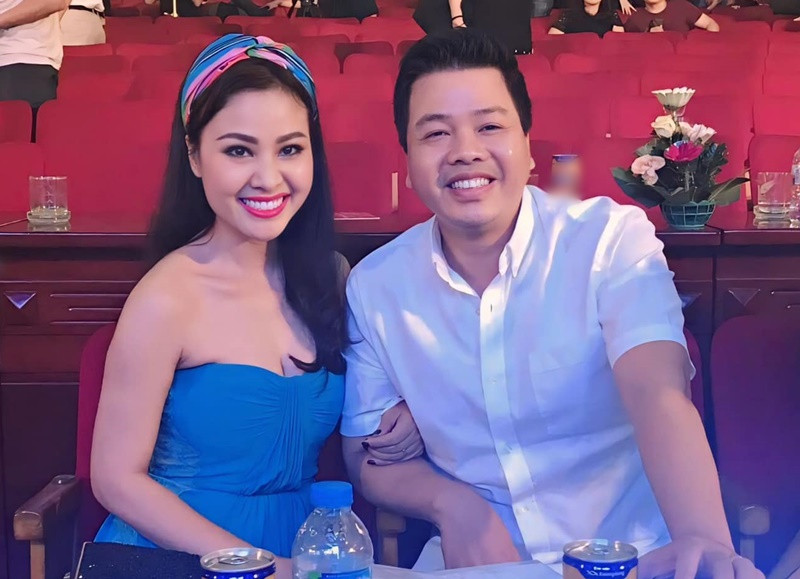 Đi diễn xong, “ông hoàng nhạc đỏ” thường mang bó hoa về tặng lại Kim Xuyến. Ảnh: FB Kim Xuyến.