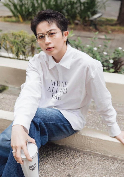 Nhiều năm qua, Gil Lê không công khai chuyện tình cảm cũng như chia sẻ về giới tính thật của mình. Ảnh: FB Gil Lê.