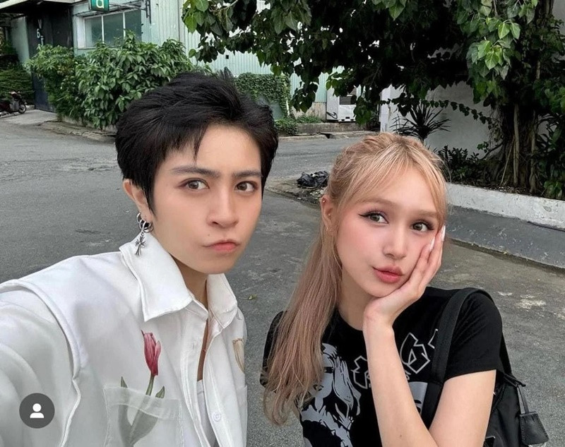 Mới đây, clip, hình ảnh Gil Lê và Xoài Non thân mật trên sân bóng pickleball khiến dư luận xôn xao. Ảnh: Saostar.