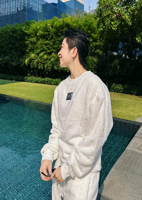 Gil Lê ngầm phủ nhận tin đồn hẹn hò Lý Nhã Kỳ khi chia sẻ việc tham gia một bữa tiệc của hội độc thân dịp Giáng sinh. Ảnh: FB Gil Lê.