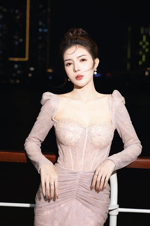 Lilly Luta theo đuổi phong cách thời trang quyến rũ. Ảnh: FB Lilly Luta.