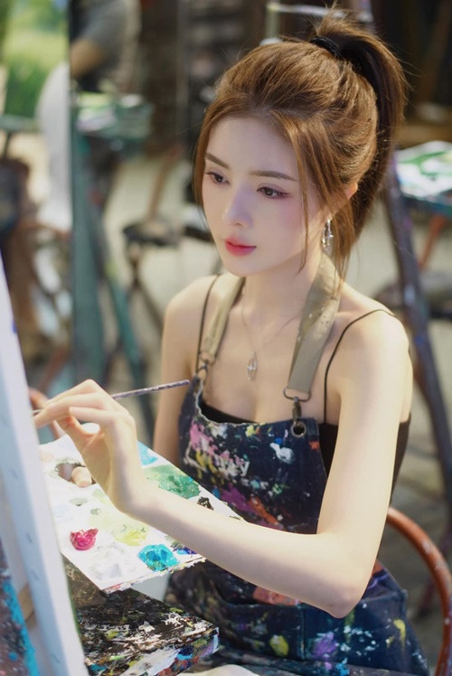 "Đối với mình thì thanh xuân rất ngắn ngủi, mình đẹp thì mình khoe, xấu thì mình cũng khoe luôn, miễn là khiến bản thân mình vui vẻ và hạnh phúc là được.... Nếu chồng của mình yêu mình thật lòng thì dù mình có làm cái gì thì chồng của mình cũng thấy nó đáng yêu. Vì mình cũng nghĩ như thế (ngược lại). Chúc một ngày tốt lành", cô lên tiếng. Ảnh: FB Lilly Luta.