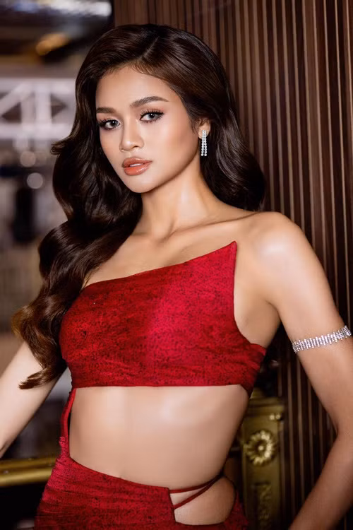 Vũ Thị Thu Hiền có chiều cao 1m72, số đo ba vòng 85-62-89 cm. Cô được chú ý nhờ giọng hát hay, trình diễn tốt. Nhiều người đặt kỳ vọng Thu Hiền sẽ bứt phá trong chung kết. Ảnh: FB Thu Hiền.