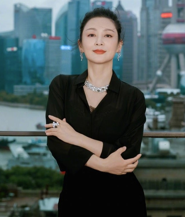 Ở tuổi ngoài 50, Trần Hồng vẫn là tượng đài nhan sắc xứ Trung dù không xuất hiên nhiều. Bà cho biết mình luôn quan tâm chế độ ăn uống, hạn chế các món nhiều dầu, nhiều muối, cẩn trọng nhất với bữa sáng. Ngoài ra, Trần Hồng cũng dành thời gian tập thể dục để đốt cháy calo giúp thân hình thon gọn. (Ảnh: IGNV)