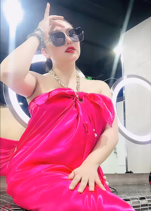 Vòng một của "nữ hoàng dao kéo" từng xuống cấp sau khi cô sinh nở.