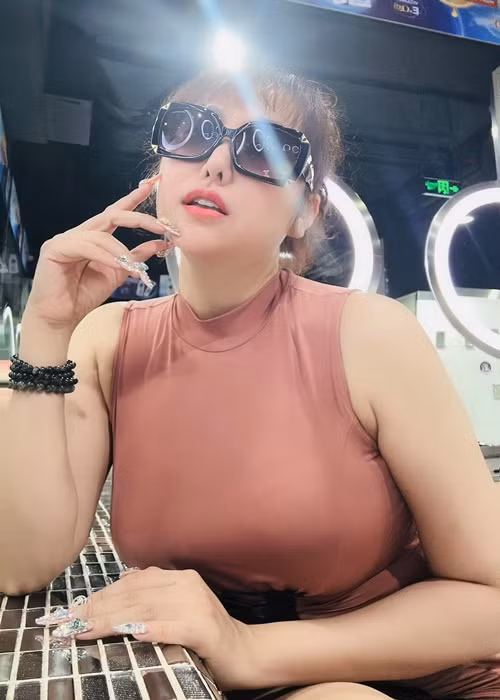 Số đo ba vòng của Phi Thanh Vân được đánh giá hoàn hảo (93-60-104cm).