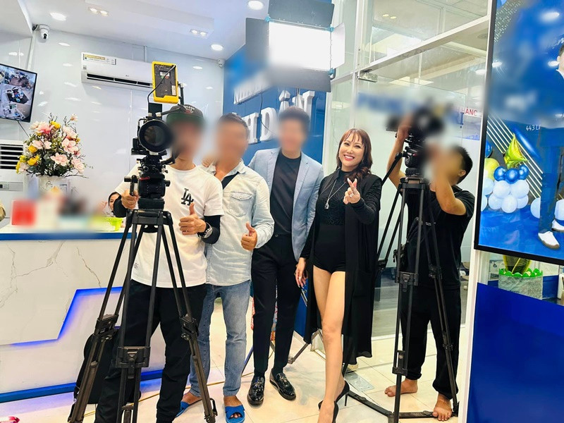 Phi Thanh Vân quyến rũ trong chiếc váy ngắn bó chẽn.