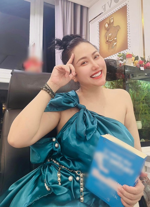 Để vòng một luôn nở nang, Phi Thanh Vân không ngại chi tiền phẫu thuật thẩm mỹ.