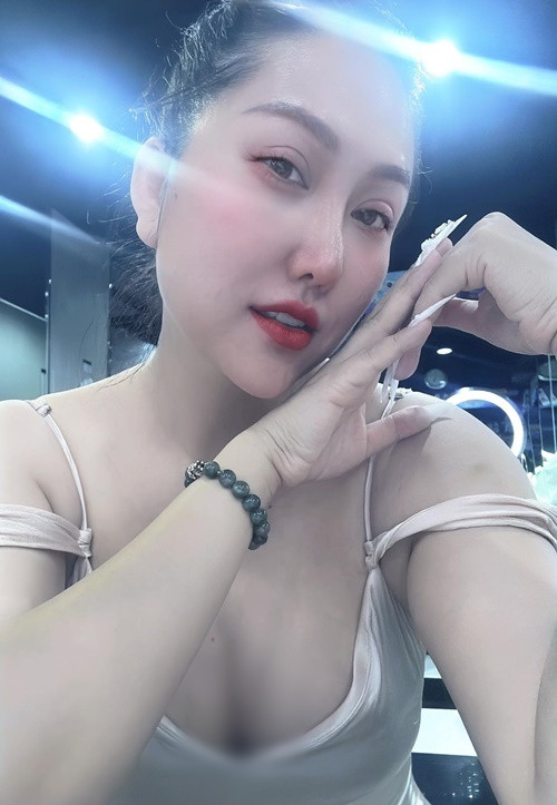 Phi Thanh Vân chăm mặc trang phục khoe vòng một.