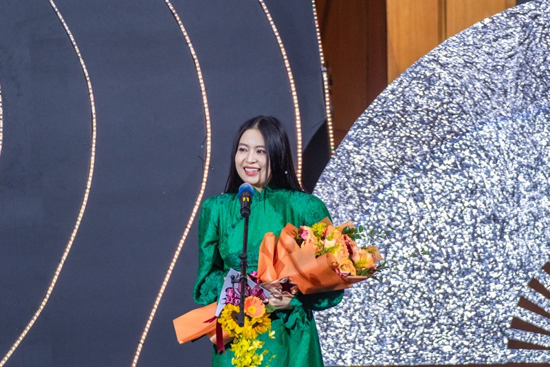 Theo nguồn tin từ Phụ Nữ Số, Hoàng Thùy Linh đã sinh đôi. Hiện tại, người trong cuộc chưa lên tiếng về tin đồn. Ảnh: Dân Việt.