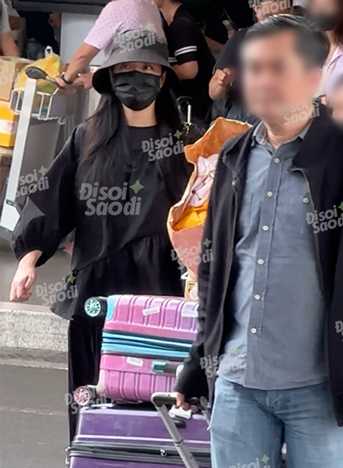 Trước đó, vào tháng 3/2024, Hoàng Thùy Linh lộ loạt dấu hiệu mang thai như dáng đi chậm chạp, vòng hai nhô cao, mặc trang phục rộng. Ảnh: Phụ Nữ Mới.