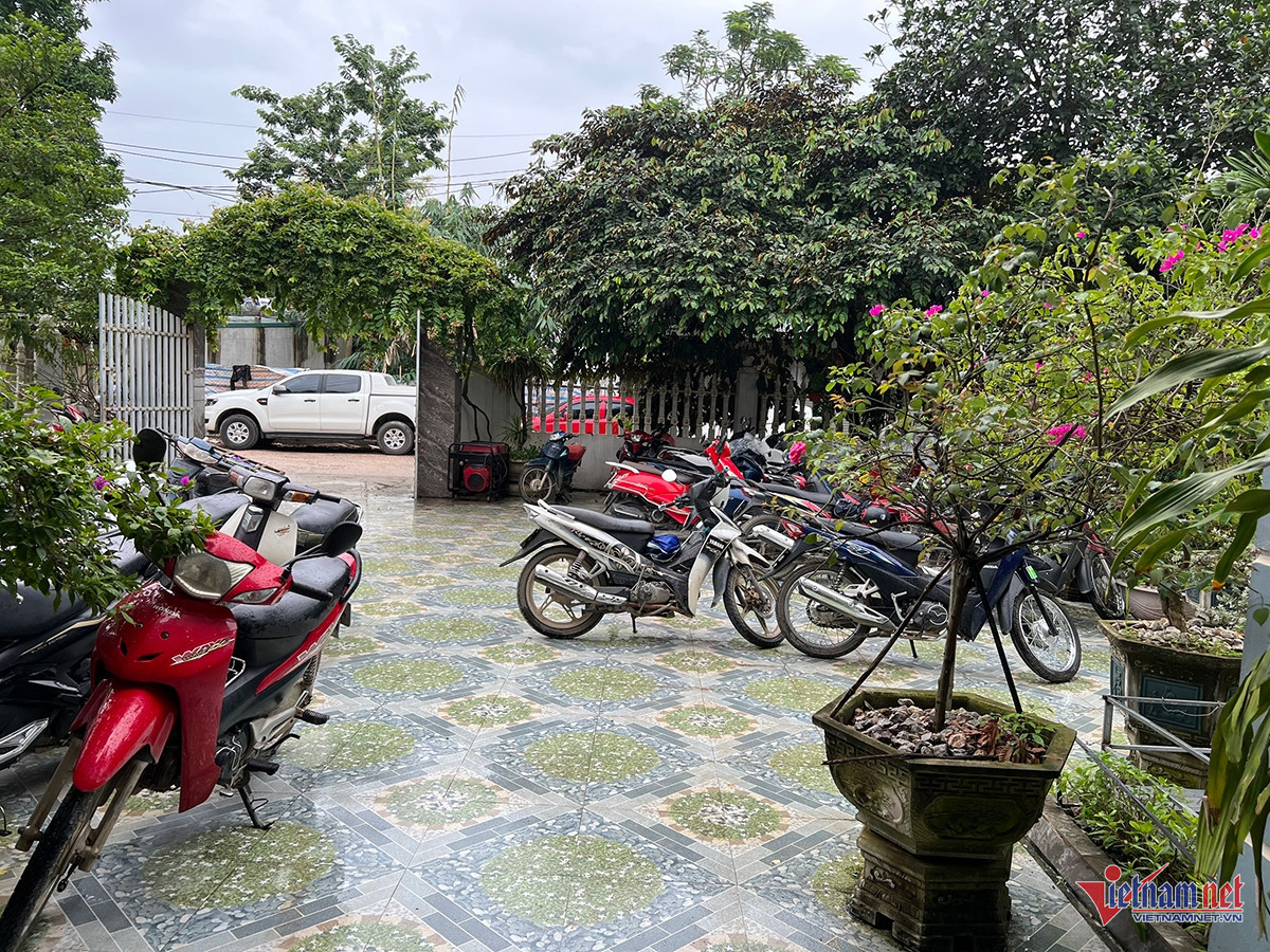 6 ngay khong ngu o nha, thuc trong xe mien phi giup dan vung lut-Hinh-4