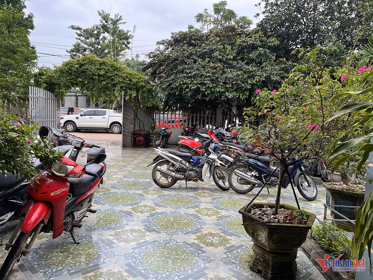 6 ngay khong ngu o nha, thuc trong xe mien phi giup dan vung lut-Hinh-4