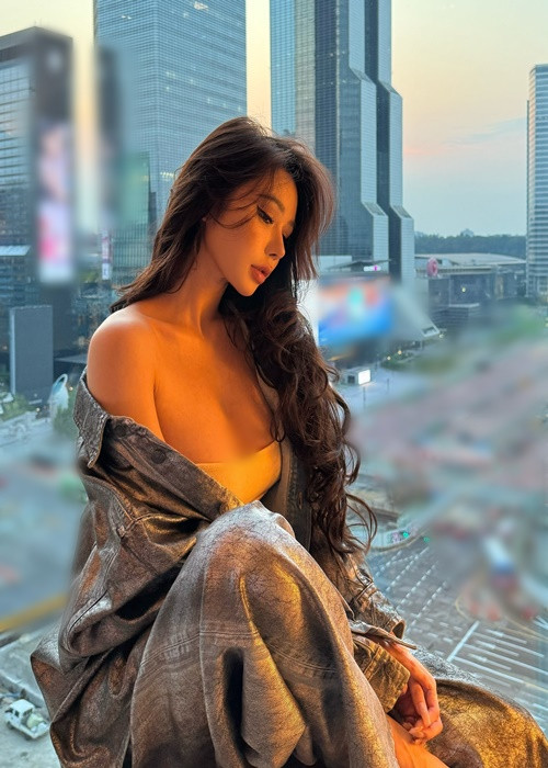 Hot girl xinh đẹp ăn mặc táo bạo để khoe vòng một căng đầy.