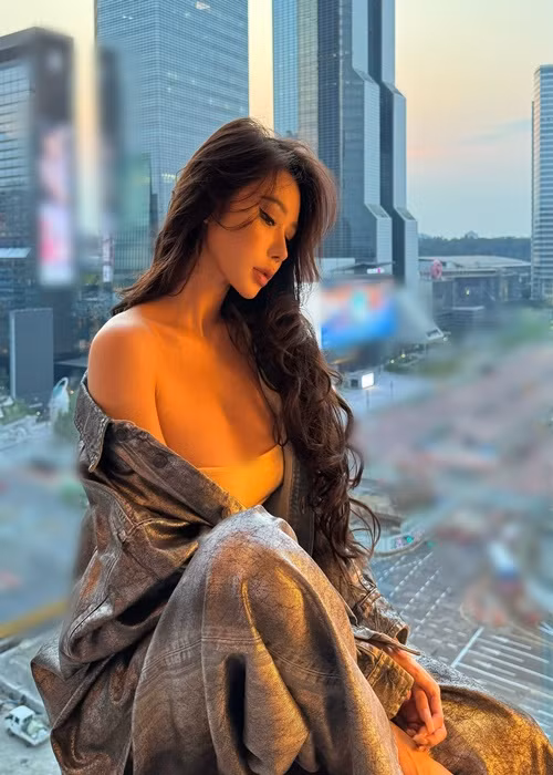 Hot girl xinh đẹp ăn mặc táo bạo để khoe vòng một căng đầy.