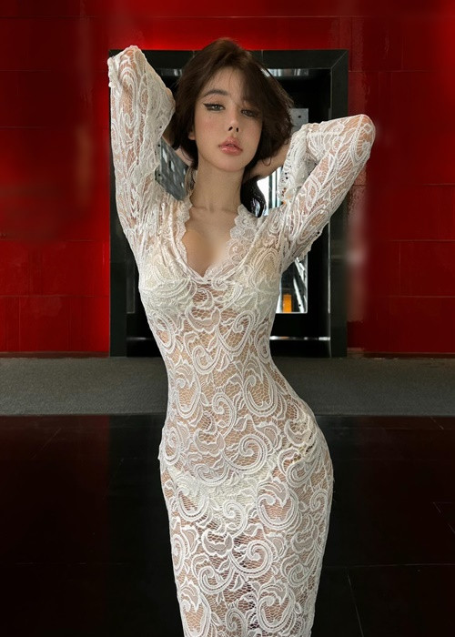 Viên Tương còn khéo khoe dáng với trang phục xuyên thấu.