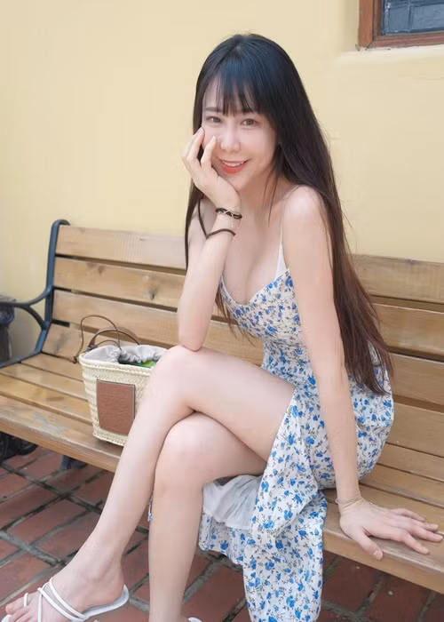 Phong cách đời thường của "nữ thần cổ động" đa dạng, lúc cá tính, lúc lại gợi cảm.